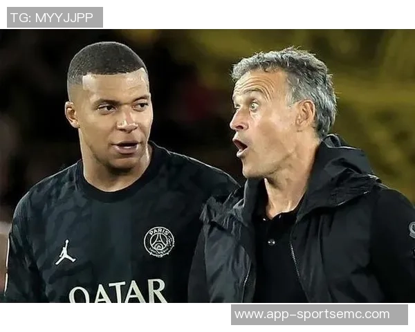 姆巴佩赛后与恩里克亲切交流并向前队友们表达一致意见